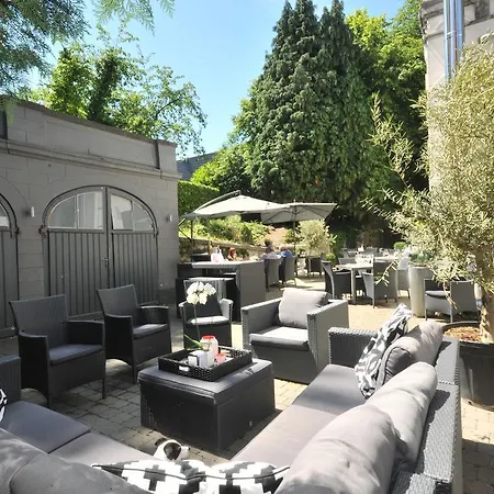 Au Clair Obscur 4*